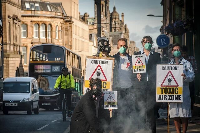 Ativistas escoceses se reunem contra a poluição do ar na cidade de Edimburgo
