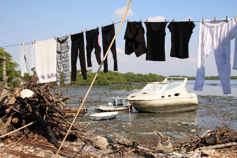 Não apenas xs atletas mas também a população local é afetada pelos poluentes da Baía de Guanabara Não apenas xs atletas mas também a população local é afetada pelos poluentes da Baía de Guanabara