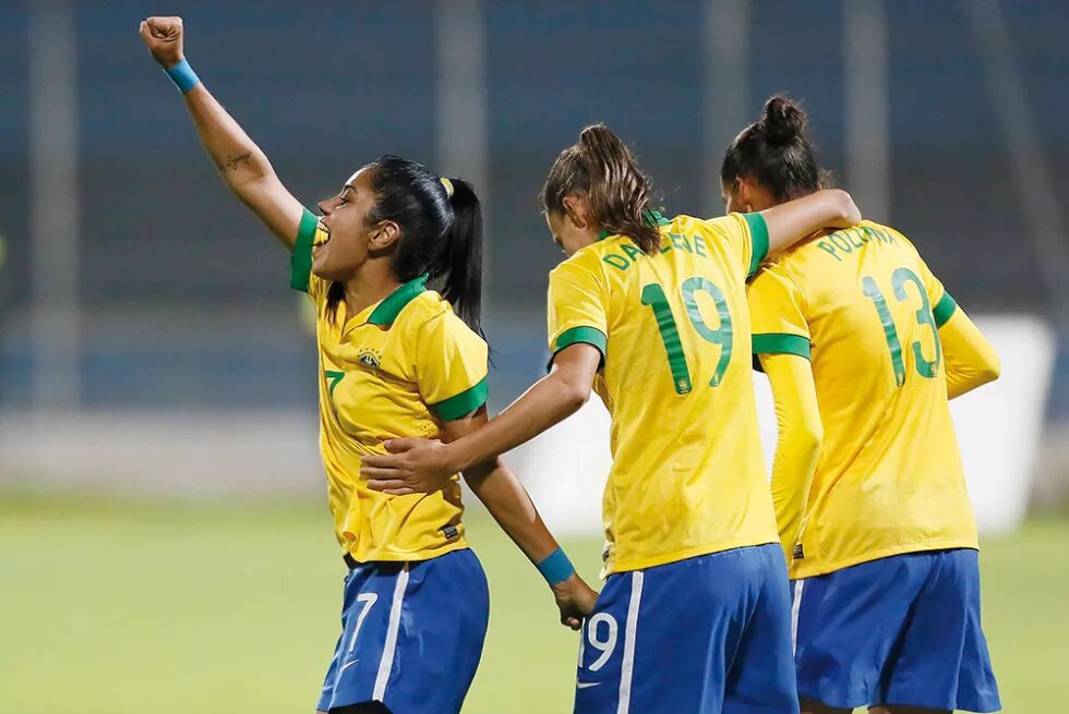 Jogadoras da seleção brasileira feminina de futebol. Da esquerda para direita: Maurine Gonçalves, Darlene de Souza e Poliana Medeiros.