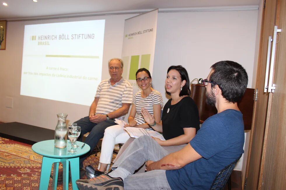 Especialistas de organizações da sociedade civil e pesquisadores debatem sobre a cadeia industrial da carne 