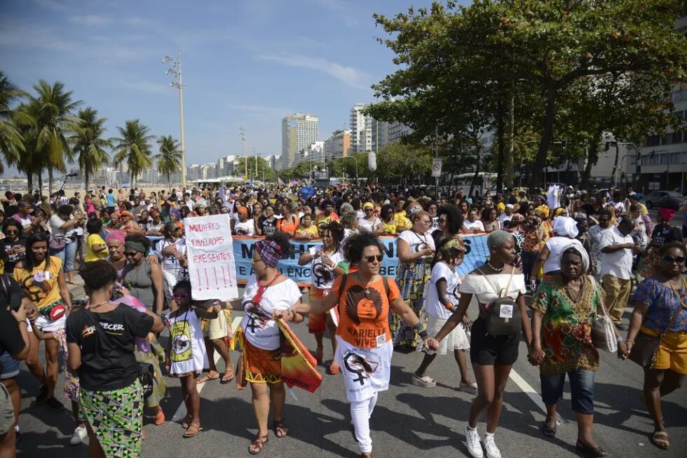 manifestação de mulheres em Copacabana