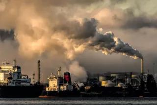 Imagem de gases sendo lançados na atmosfera em uma Indústria próxima ao litoral. Imagem de gases sendo lançados na atmosfera em uma Indústria próxima ao litoral.