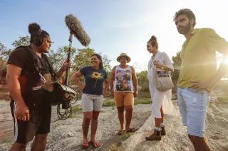 Equipe do podcast O veneno mora ao lado durante entrevista