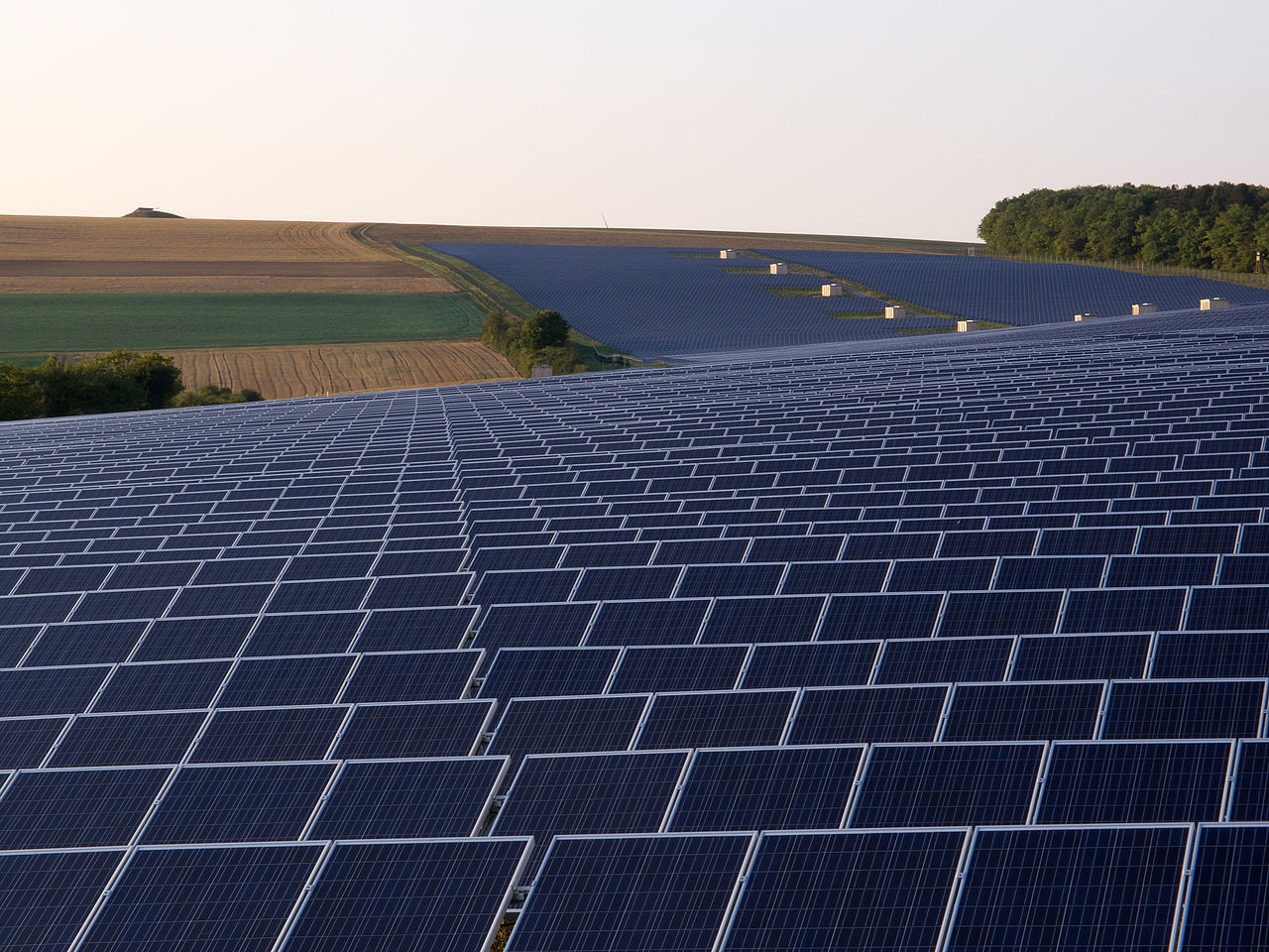 Sistema de painéis fotovoltaicos próximo à Thüngen, Alemanha Sistema de painéis fotovoltaicos próximo à Thüngen, Alemanha