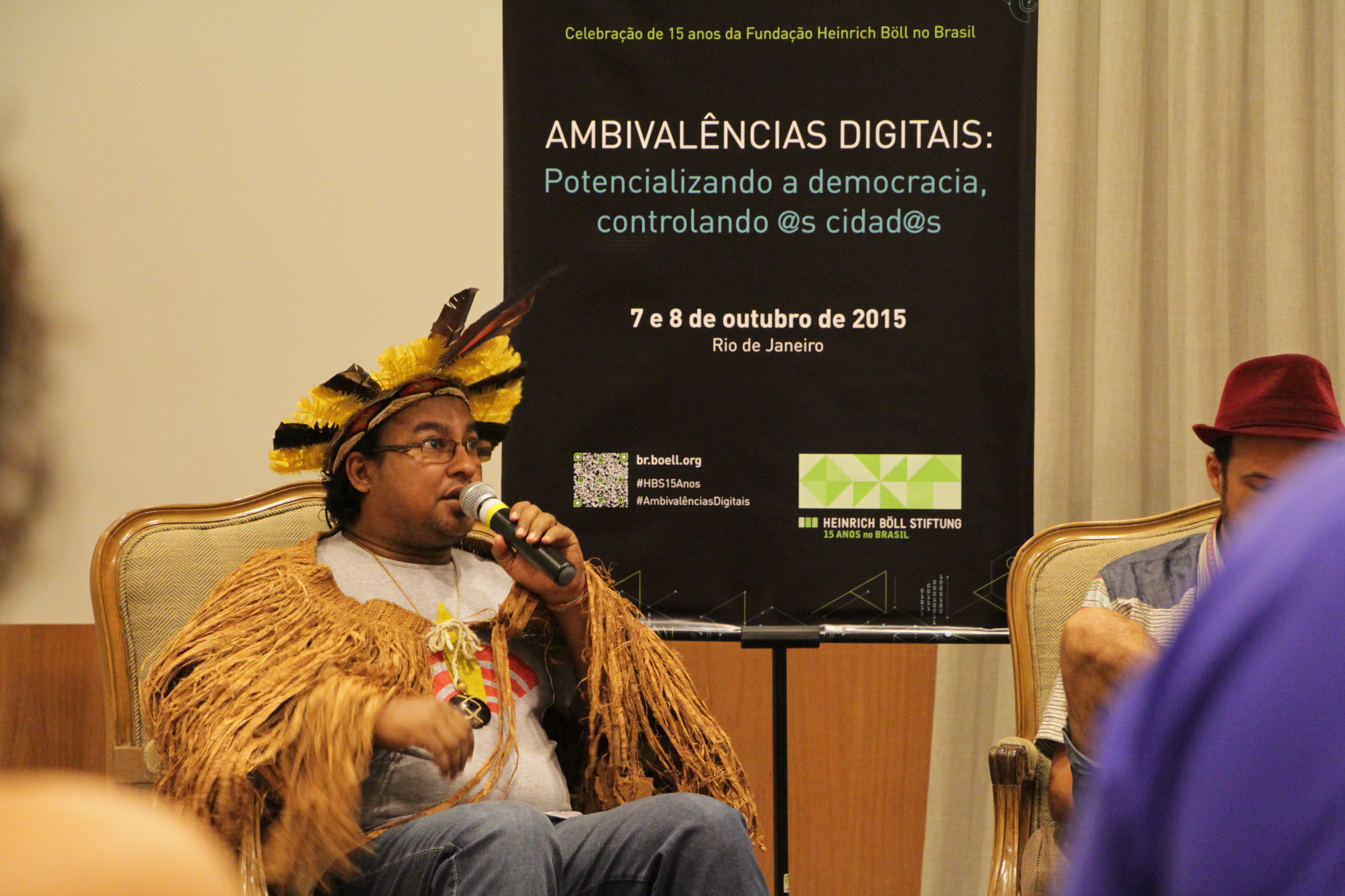 Ambivalências Digitais: potencializando a democracia, controlando os cidadãos Ambivalências Digitais: potencializando a democracia, controlando os cidadãos