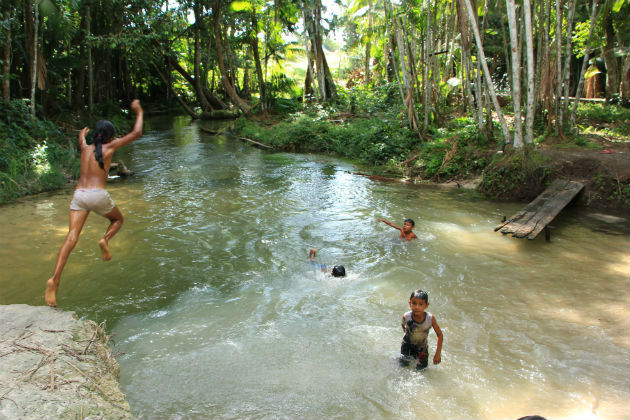 Crianças brincam na floresta amazônica. Crianças brincam na floresta amazônica.